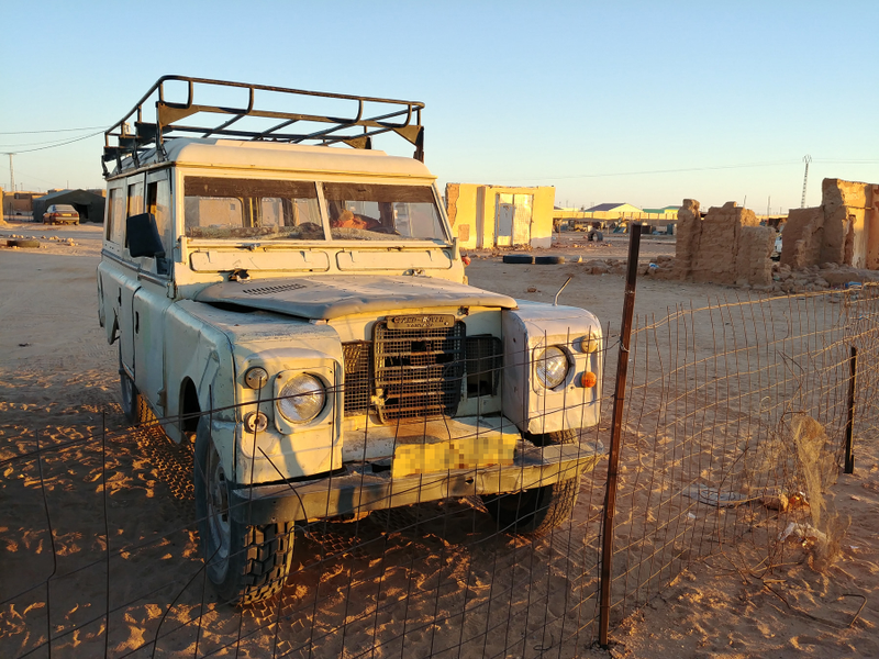 Illustration for article titled In War Torn Western Sahara, These Old Cars Are The King And Queen